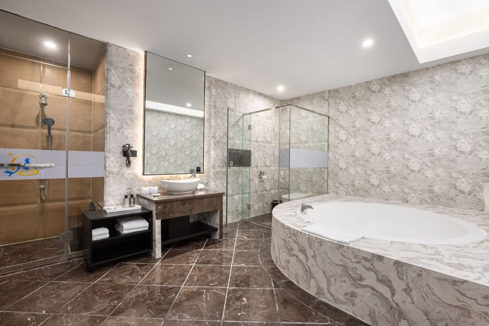 Executive Suite | Bathroom | Free toiletries, hair dryer, slippers, towels