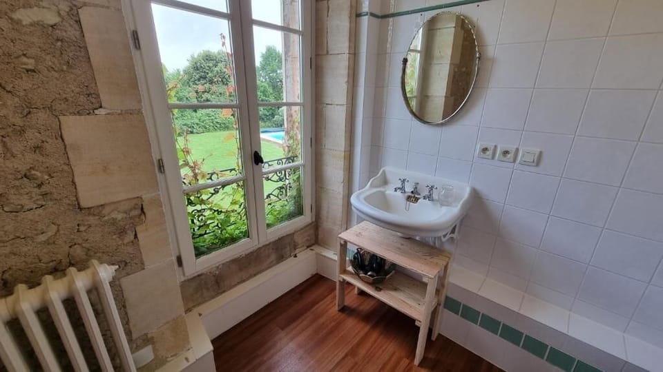 Double Room | Bathroom | Shower, free toiletries, hair dryer, towels