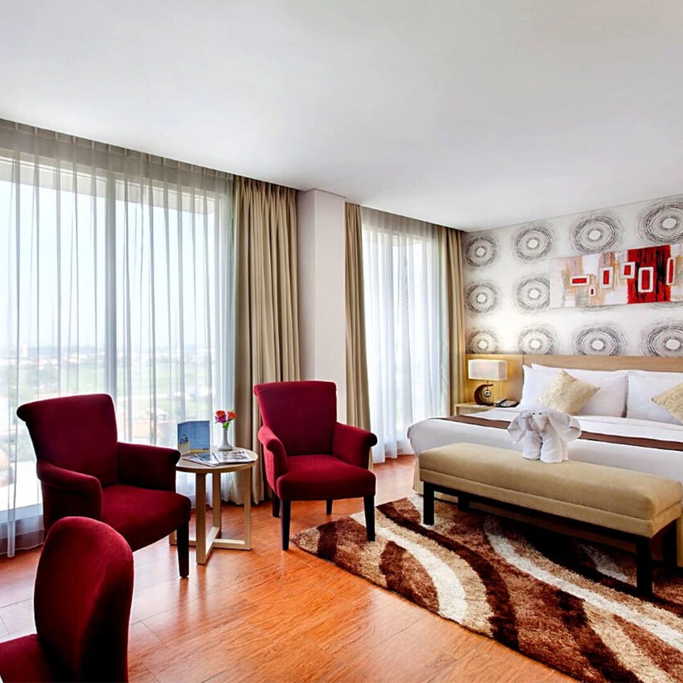 Junior Suite | In-room safe, desk, laptop workspace, soundproofing