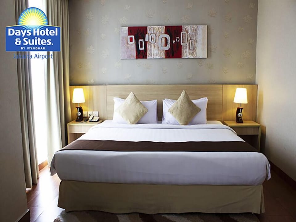 Junior Suite | In-room safe, desk, laptop workspace, soundproofing