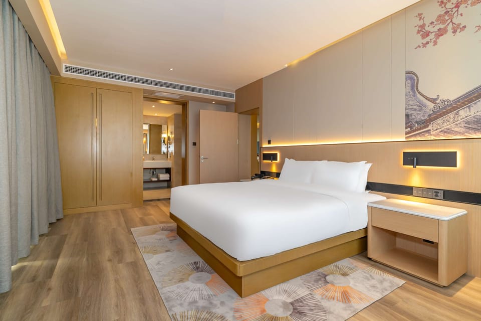 Business Suite | Minibar, in-room safe, desk, blackout drapes