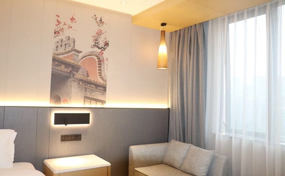 Deluxe King Room | Minibar, in-room safe, desk, blackout drapes