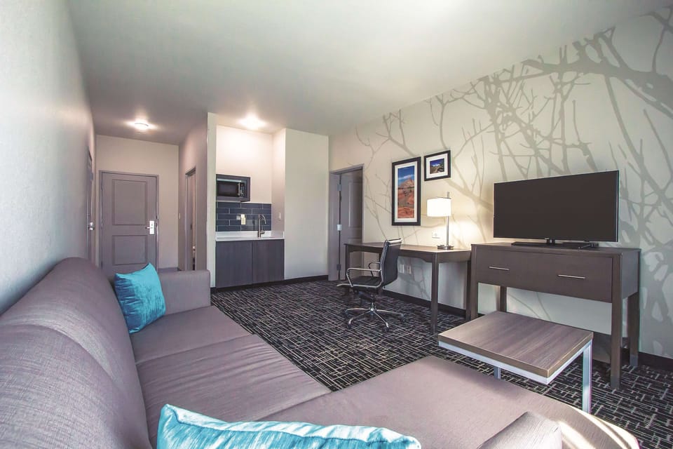 Deluxe Suite, 1 King Bed, Non Smoking (Deluxe Family Suite) | Pillowtop beds, desk, iron/ironing board, cribs (free)