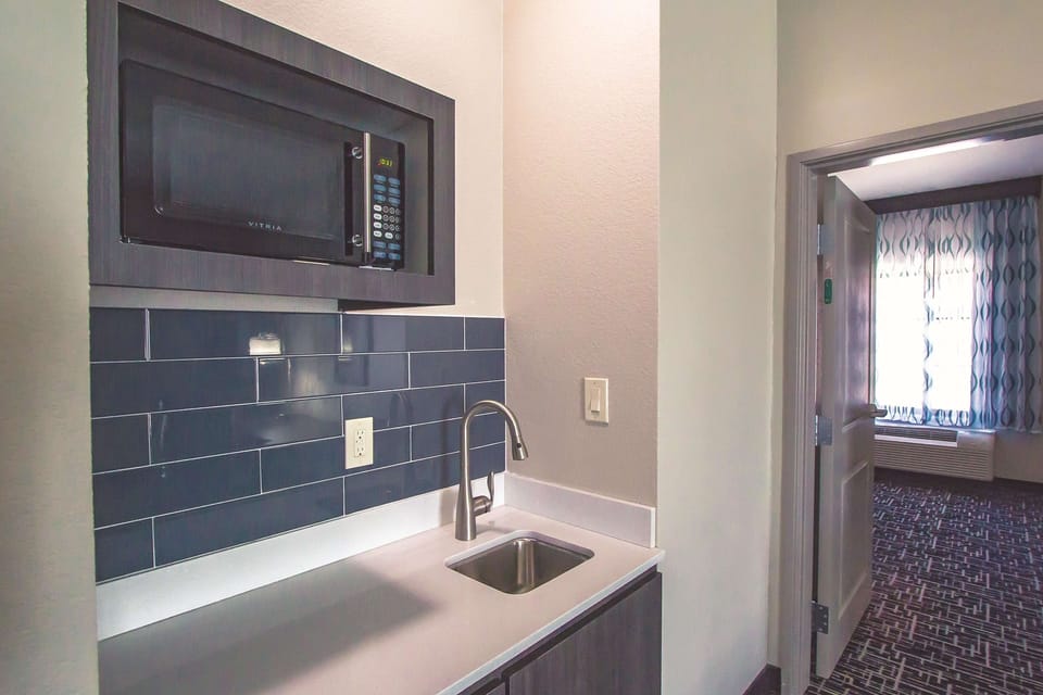 Deluxe Suite, 1 King Bed, Non Smoking (Deluxe Family Suite) | Pillowtop beds, desk, iron/ironing board, cribs (free)