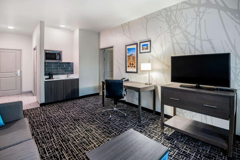 Deluxe Suite, 1 King Bed, Non Smoking (Deluxe Family Suite) | Pillowtop beds, desk, iron/ironing board, free cribs/infant beds