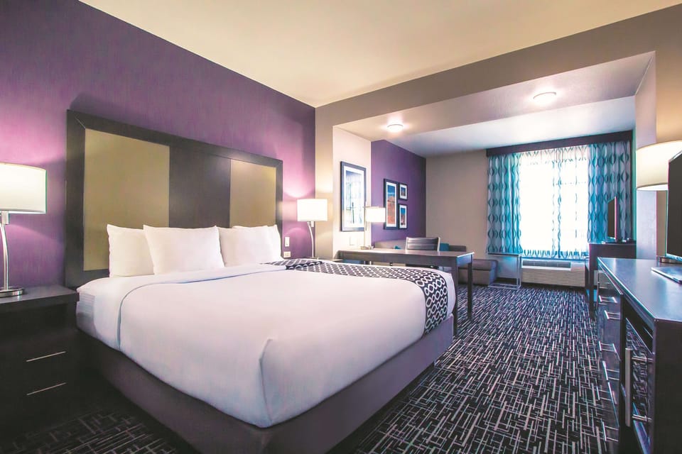 Deluxe Room, 1 King Bed, Accessible, Non Smoking (Mobility Accessible) | Pillowtop beds, desk, iron/ironing board, cribs (free)
