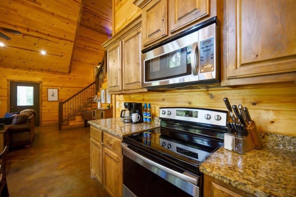 Fully equipped kitchen with modern appliances, making it easy to cook everything from breakfast to family dinners.

