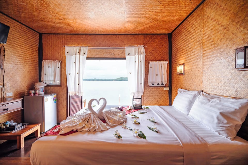 Bungalow Lake View | Desk, WiFi (free), bed sheets