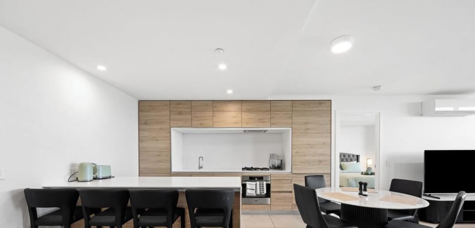 Where contemporary design meets functionality, this fully equipped kitchen and refined dining area offer a seamless space to cook, dine, and gather.