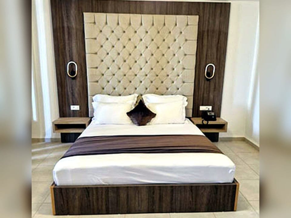 WiFi (free), bed sheets
