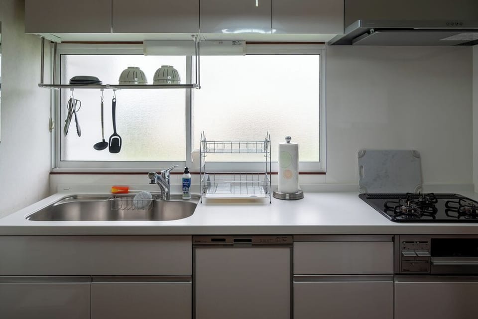 Basic House, 4 Bedrooms | Private kitchen