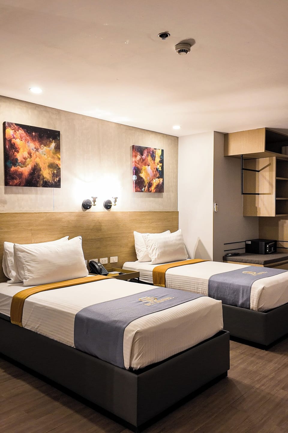 Deluxe Twin Room | Desk, rollaway beds (surcharge), WiFi (free), bed sheets