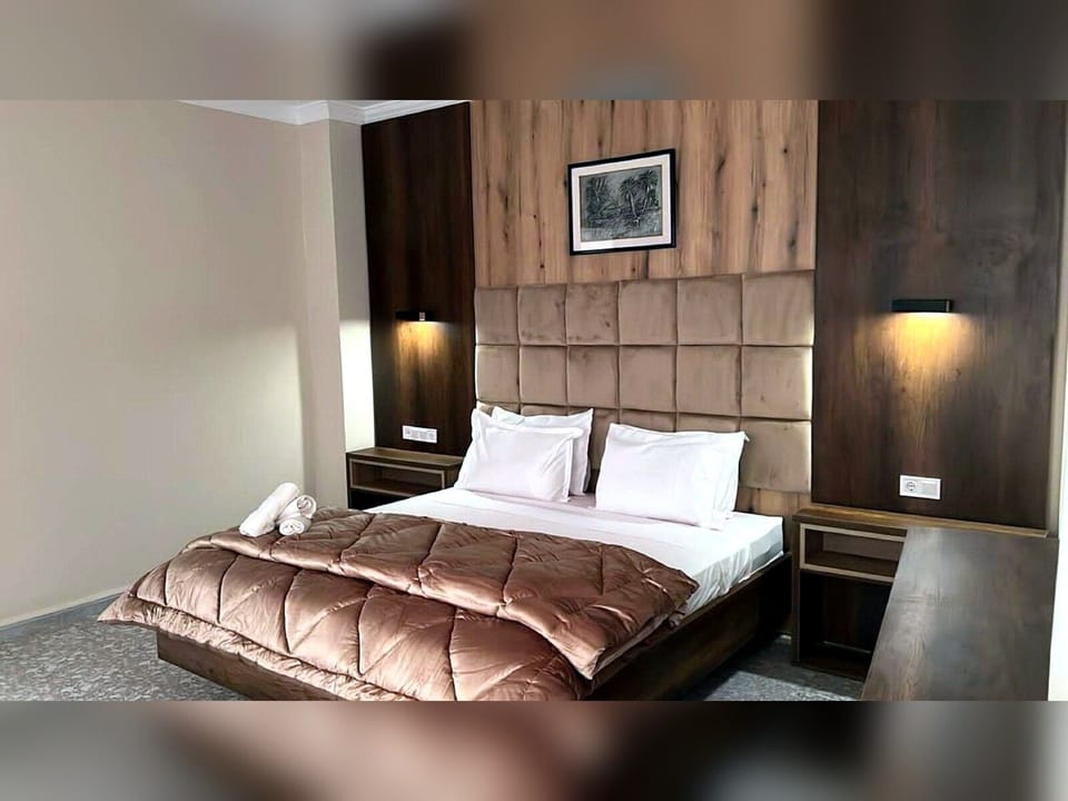 In-room safe, iron/ironing board, WiFi (free), bed sheets