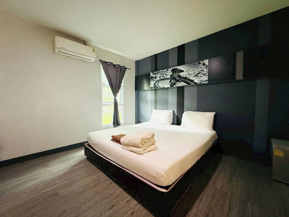 Double Room | Desk, laptop workspace, WiFi (free), bed sheets
