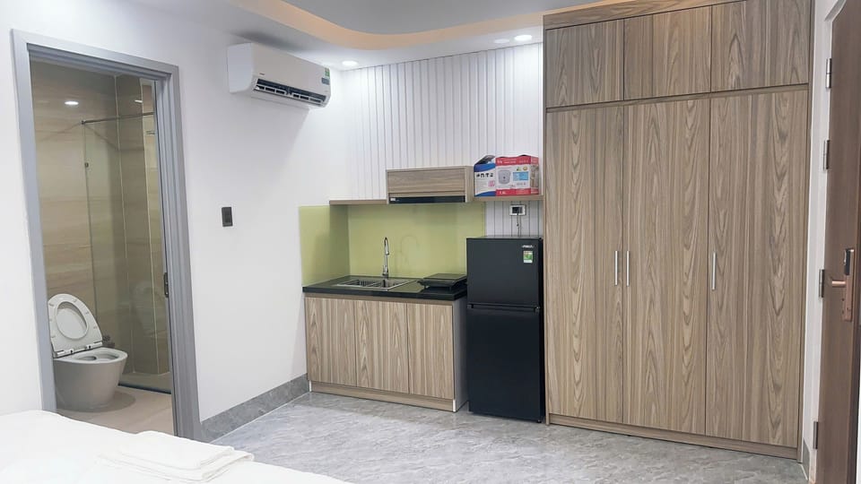 Deluxe Apartment, 1 King Bed, City View | Private kitchen | Full-size fridge, stovetop, cookware/dishes/utensils