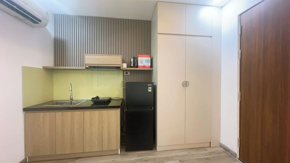Deluxe Apartment, 1 King Bed, City View | Private kitchen | Full-size fridge, stovetop, cookware/dishes/utensils