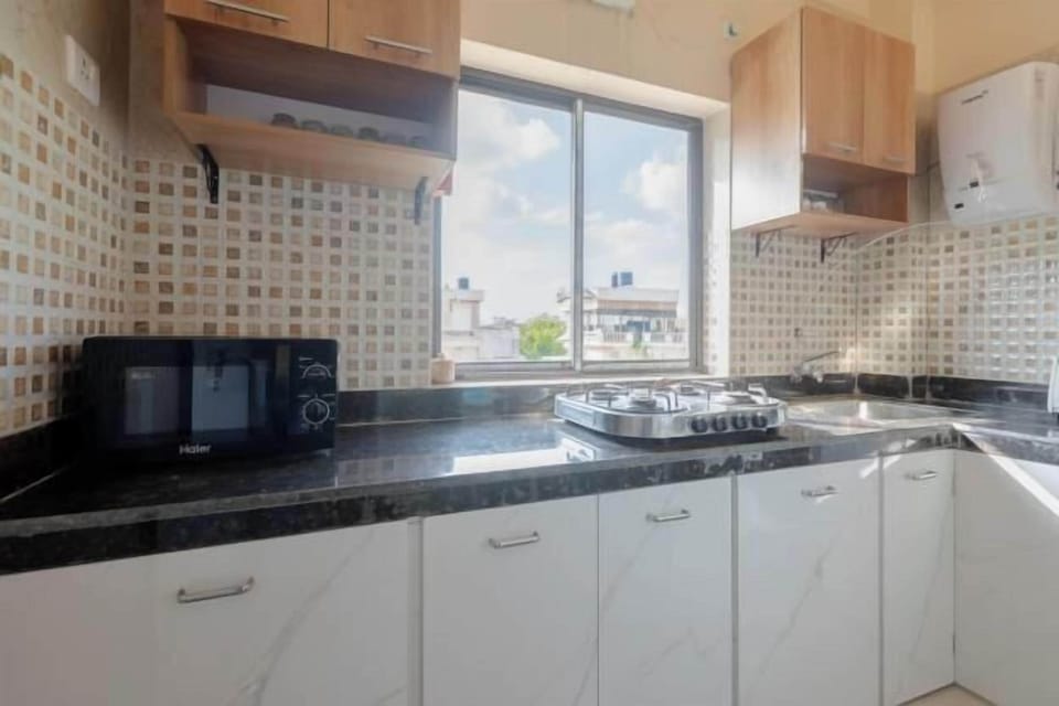 Apartment (2 Bedrooms) | Private kitchen | Microwave, cookware/dishes/utensils
