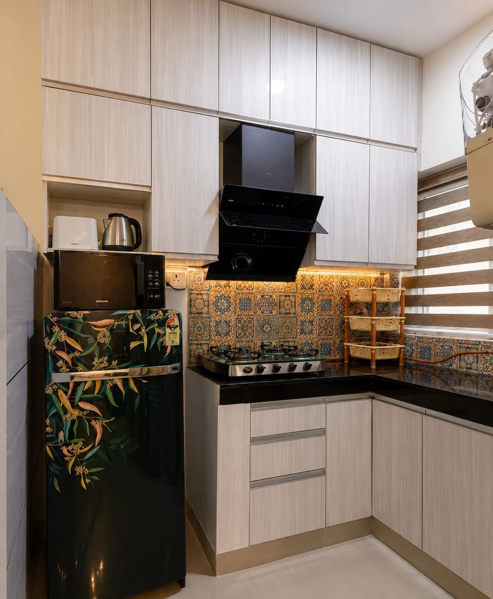 Apartment (2 Bedrooms) | Private kitchen | Microwave, electric kettle, cookware/dishes/utensils, dining table
