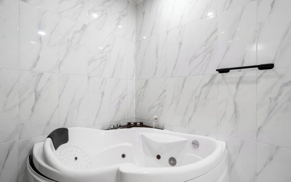 Hair dryer, towels, shampoo, toilet paper