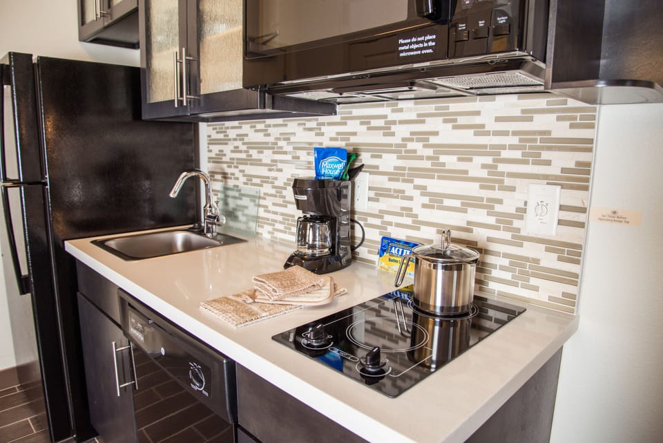 Studio Suite, 1 King Bed | Desk, free cribs/infant beds, rollaway beds, free WiFi