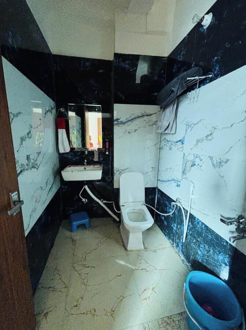 Shower, free toiletries, soap, shampoo