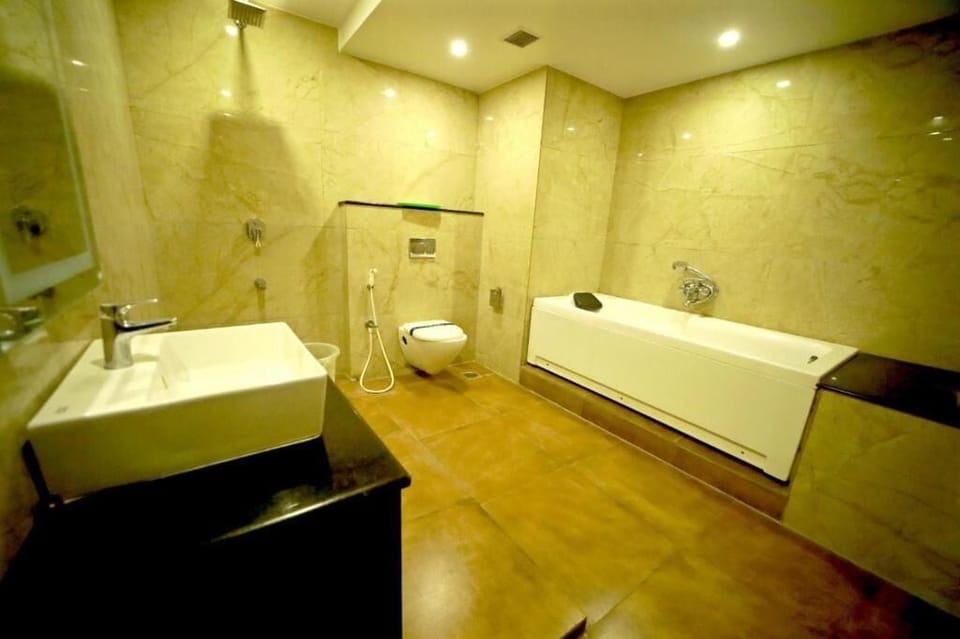 Family Suite | Bathroom | Shower, free toiletries, soap, shampoo
