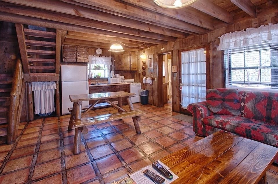 Cabin C | Private kitchen | Coffee/tea maker, fridge, microwave