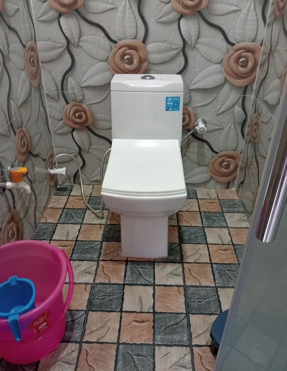Shower, free toiletries, towels, toilet paper