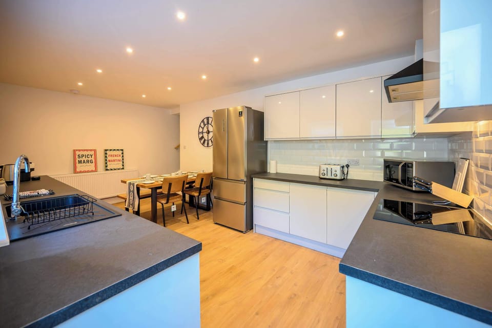 Open-concept layout ensures that whether you are prepping dinner, making a round of drinks, or sitting at the table, everyone can stay connected. The generous floor plan features expansive countertops on either side, providing plenty of room to cook 