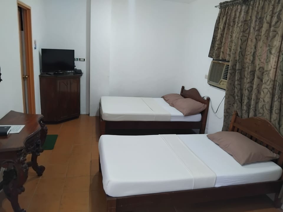 Standard Quadruple Room | Desk, laptop workspace, WiFi (free)