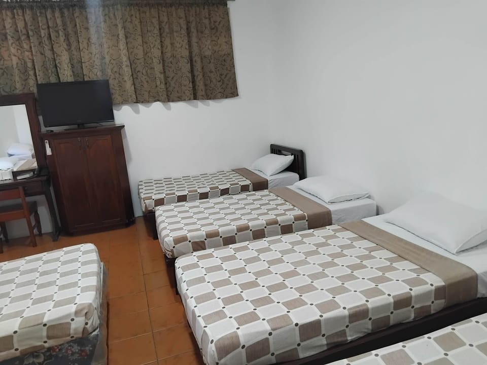 Family Room | Desk, laptop workspace, WiFi (free)