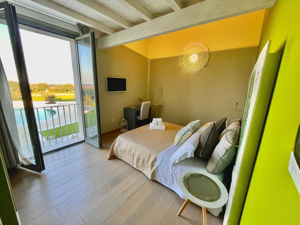In-room safe, WiFi (free)