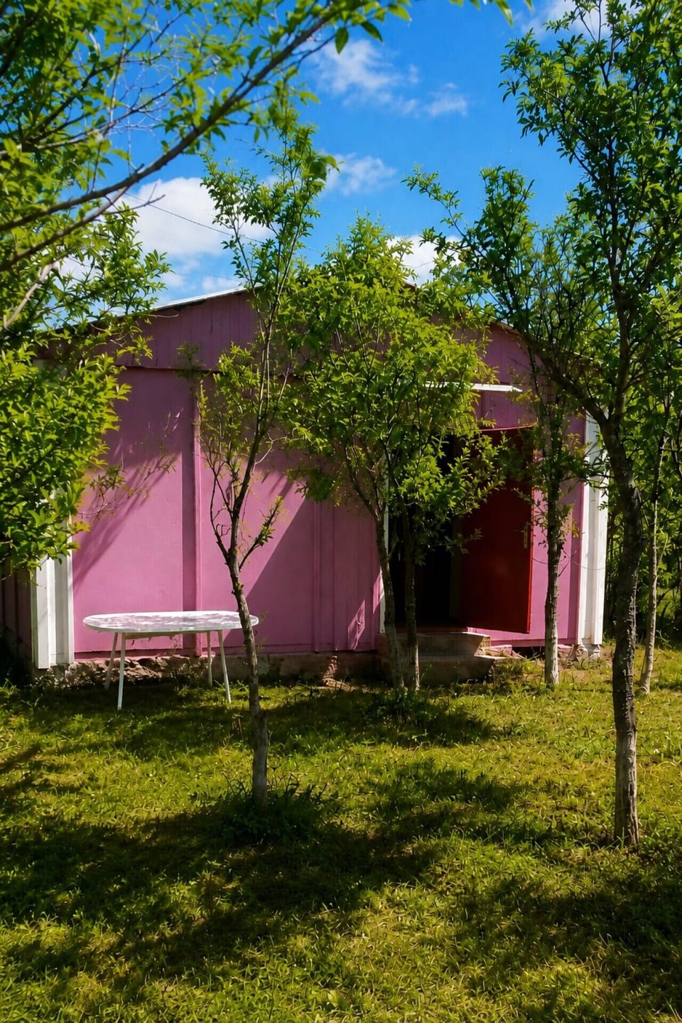 Peaceful cottage with private garden and outdoor table