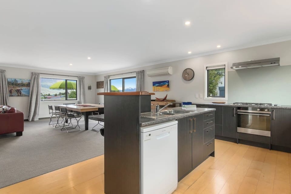 large kitchen with breakfast bar
