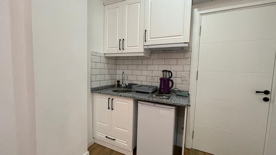 Studio | Private kitchen | Stovetop, cookware/dishes/utensils, dining table