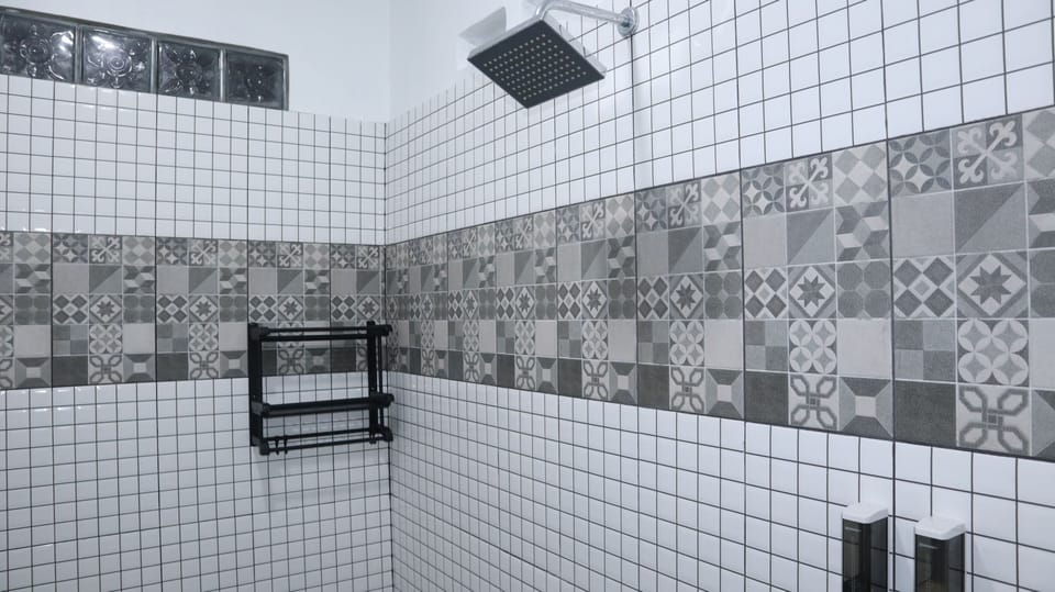 Deluxe Room, Terrace | Bathroom | Shower, towels, soap, shampoo