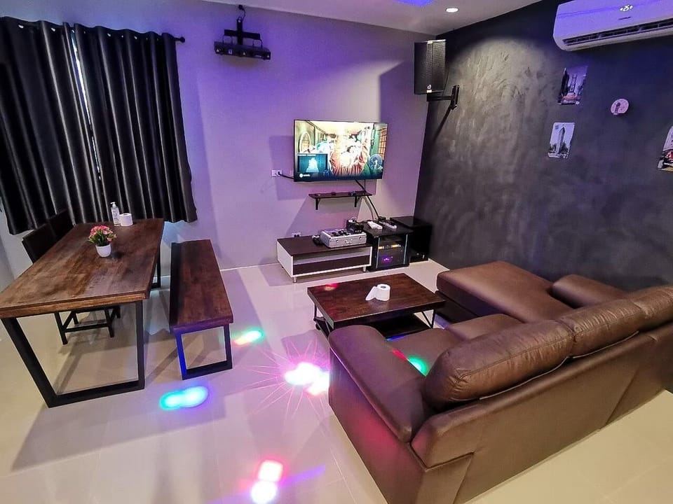 House, 4 Bedrooms, Accessible, Smoking | Living room