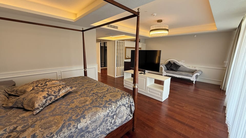 Suite, River View | Premium bedding, minibar, bed sheets