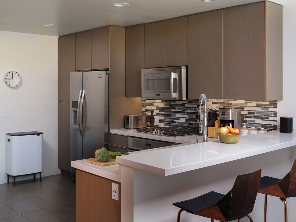 Fully equipped modern kitchen with breakfast bar and gas range