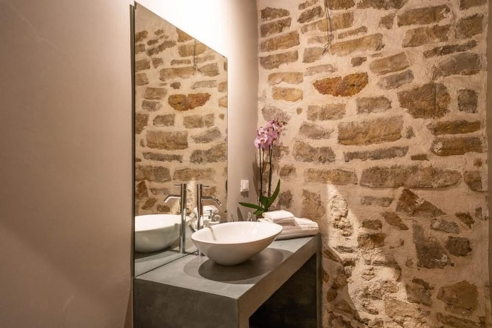 Deluxe Double or Twin Room, Garden View, Ground Floor | Bathroom | Hair dryer, towels, soap, shampoo