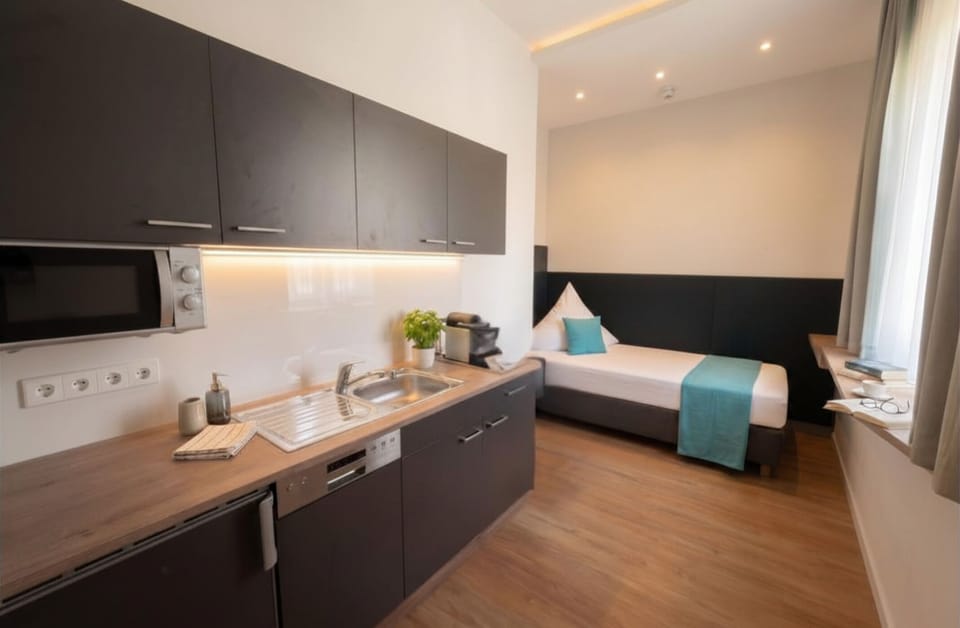 Comfort Triple Room | Private kitchen | Electric kettle, highchair