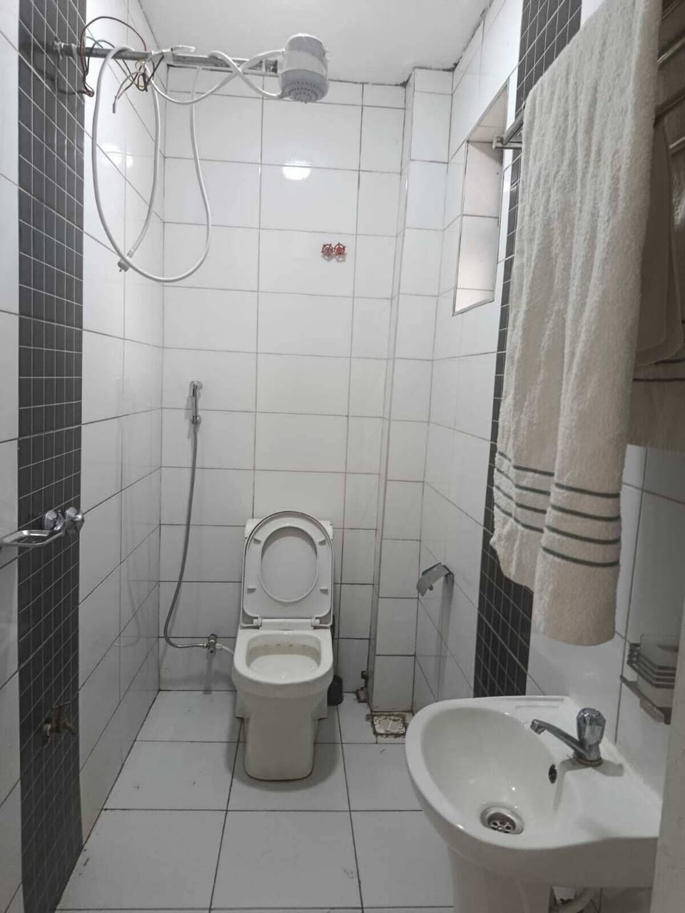 Comfort Double Room | Bathroom | Shower, rainfall showerhead, free toiletries, bidet