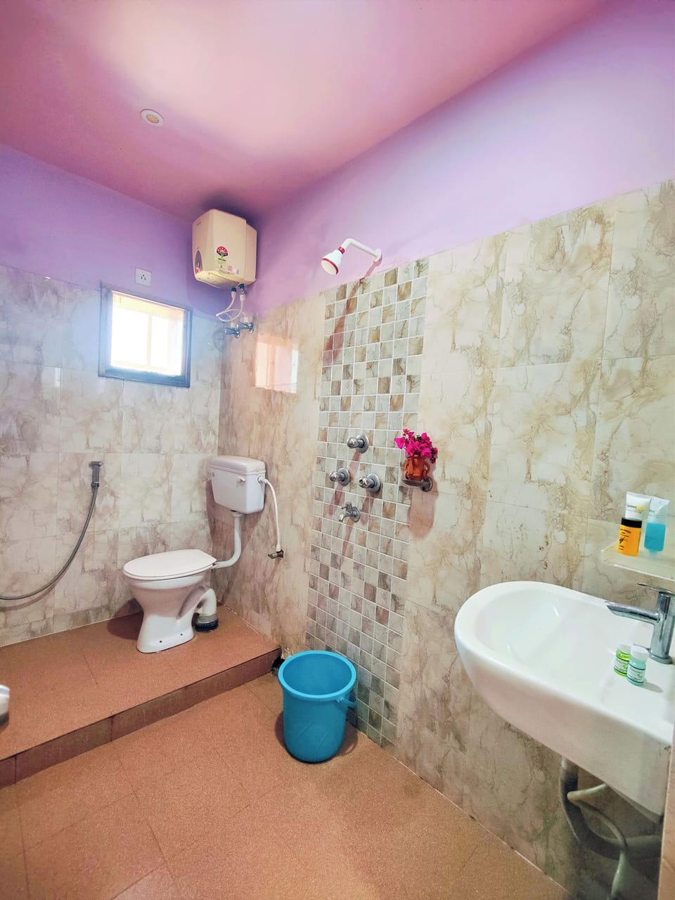 Deluxe Double Room, Balcony, Garden View | Bathroom | Shower, towels, soap, shampoo
