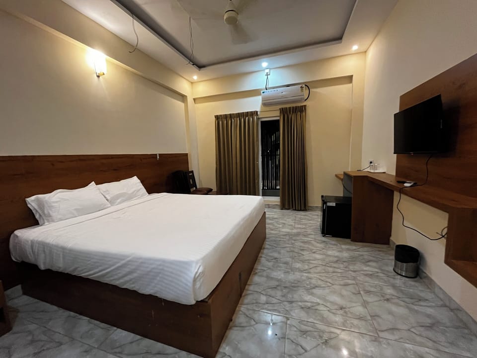 Premium bedding, minibar, desk, laptop workspace