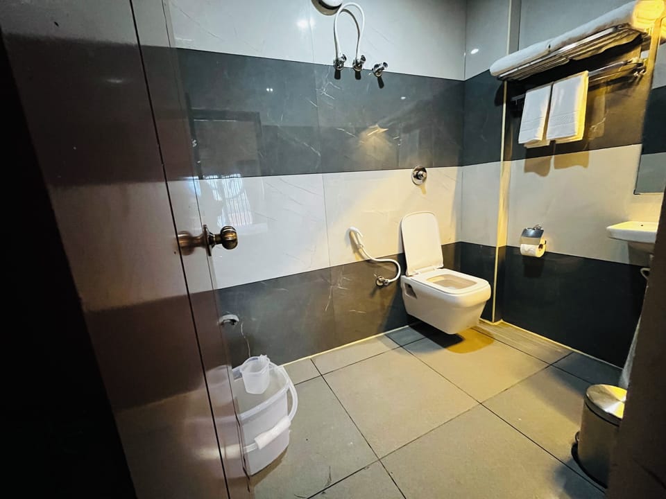 Executive Double Room, Balcony, Courtyard View | Bathroom | Shower, towels, soap, shampoo