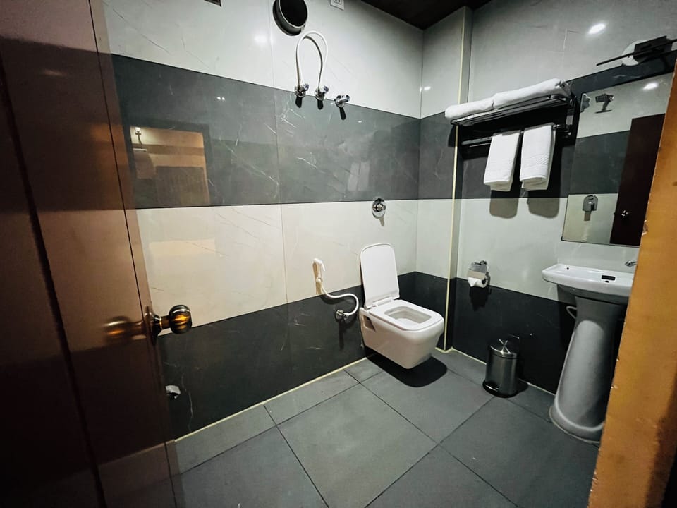 Standard Double Room | Bathroom | Shower, towels, soap, shampoo