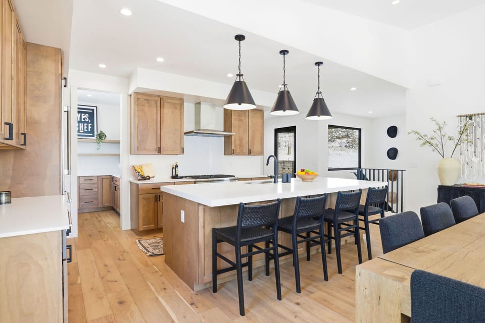 Dining area: Seating for 8
