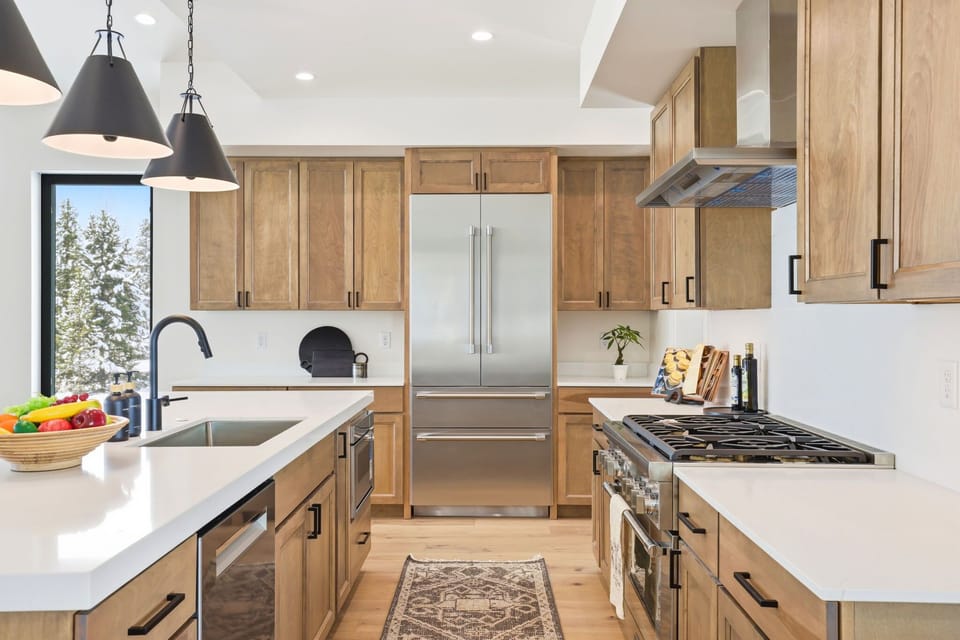 Kitchen: Drip coffee maker, Keurig, blender, toaster, food processor, tableware
