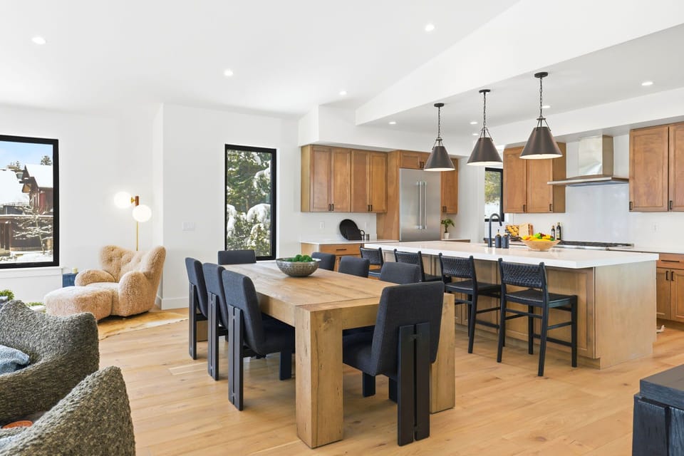 Dining area: Seating for 8
