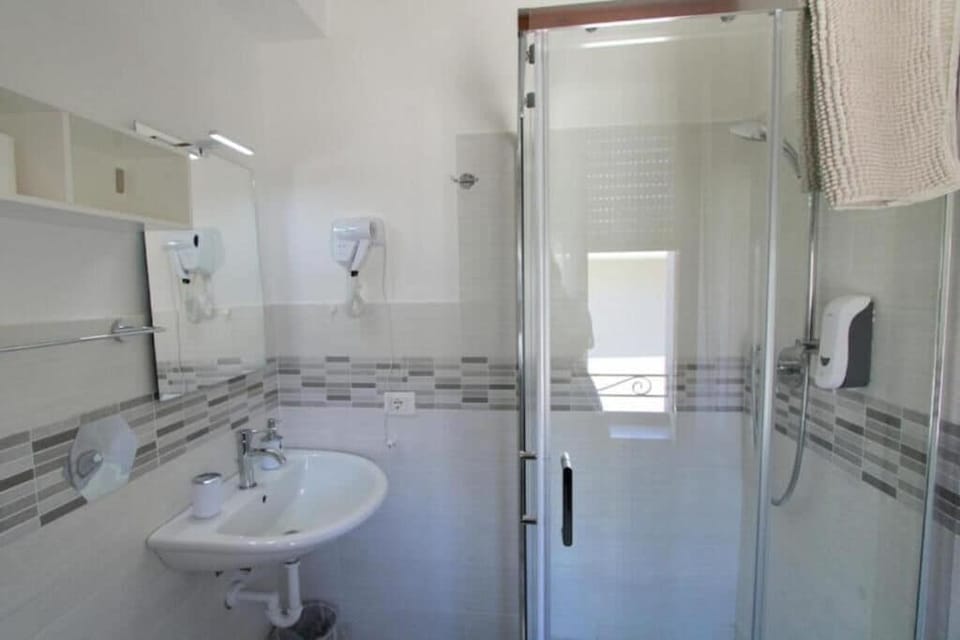 Triple Room | Bathroom | Shower, hair dryer, towels, soap